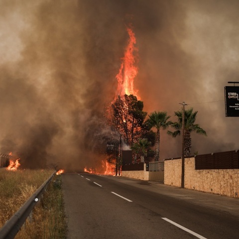 Φωτιά στη Βαρυμπόμπη: Στιγμιότυπο από την πυρκαγιά που μαίνεται ανεξέλεγκτη