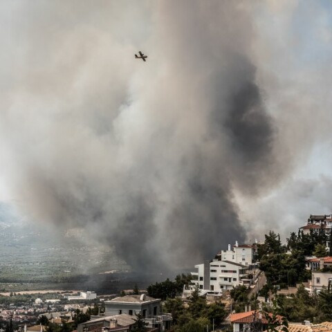Στιγμιότυπο από τη φωτιά στη Βαρυμπόμπη © EUROKINISSI