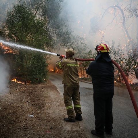 Φωτιά στη Βαρυμπόμπη - Στιγμιότυπο από την επιχείρηση κατάσβεσης