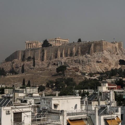 Βαρυμπόμπη: Καπνός και στάχτη στον ουρανό της Αθήνας (εικόνες)