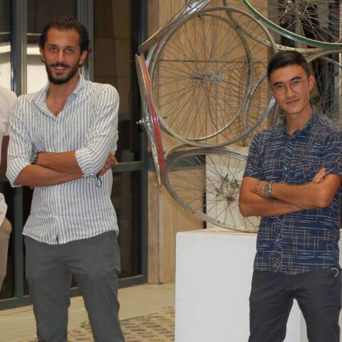 Ρεπορτάζ: 4 ανήλικοι πρόσφυγες διηγούνται την ιστορία τους - Η νέα τους ζωή στην Ελλάδα και η συνεργασία τους με την Ειρήνη Αγαπηδάκη και το Υπ. Μετανάστευσης