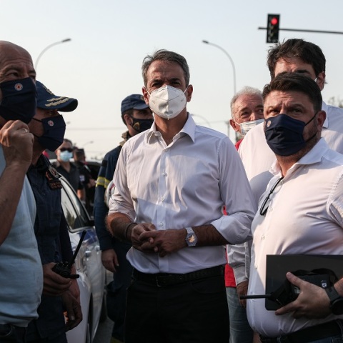 Ο Κυριάκος Μητσοτάκης και ο Νίκος Χαρδαλιάς μετά την πρωινή σύσκεψη για τις πυρκαγιές