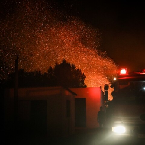 Πυροσβέστες στη φωτιά της Βαρυμπόμπης
