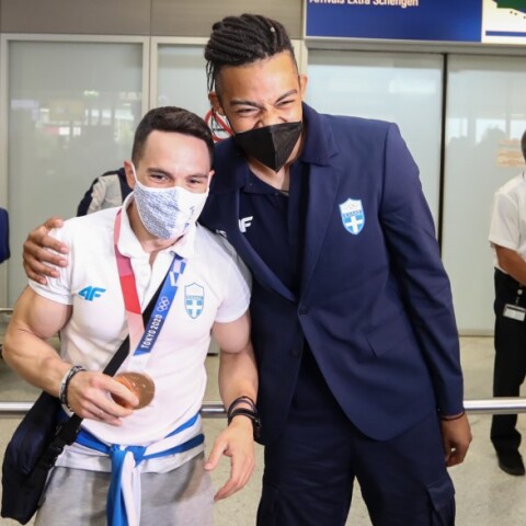 Ο Λευτέρης Πετρούνιας και ο Εμμανουήλ Καραλής στο Ελ. Βενιζέλος © EUROKINISSI / ΘΑΝΑΣΗΣ ΔΗΜΟΠΟΥΛΟΣ