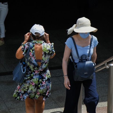 Πολίτες με μάσκα στο κέντρο της Αθήνας - Προστασία από τον κορωνοϊό