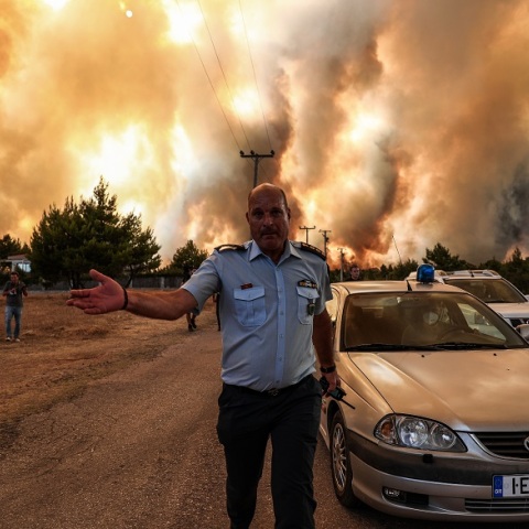 Στιγμιότυπο από το πύρινο μέτωπο στη Δροσοπηγή - Οι αρχές απαγορεύουν την πρόσβαση