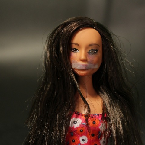 Γυναικεία κούκλα με τσιρότο στο στόμα