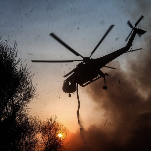 Καναντέρ επιχειρεί για την κατάσβεση φωτιάς (φωτογραφία αρχείου)