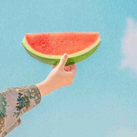 Γυναικα κρατάει φέτα καρπουζιου
