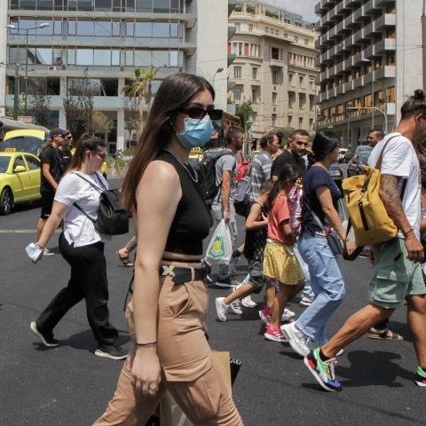 Πολίτες με μάσκα κατά του κορωνοϊού στο κέντρο της Αθήνας