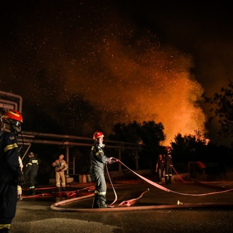 Πυροσβέστες επιχειρούν στα πύρινα μέτωπα της Αττικής