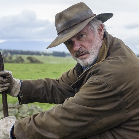 Ο Σαμ Νιλ απεικονίζεται σε σκηνή από την ταινία «Αδέρφια σε σύγκρουση»