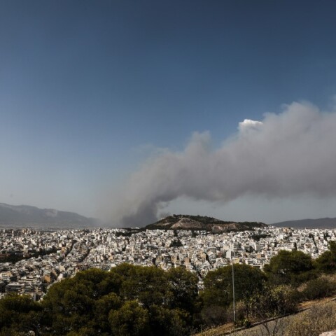 Ο καπνός από την πυρκαγιά στην Βαρυμπόμπη όπως φαίνεται από τον λόφο του Λυκαβηττού © EUROKINISSI / ΓΙΑΝΝΗΣ ΠΑΝΑΓΟΠΟΥΛΟΣ