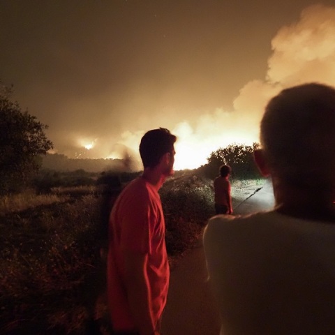 Πύρινη κόλαση στην Εύβοια - Επιχειρούν πυροσβέστες - Εκκενώνονται χωριά