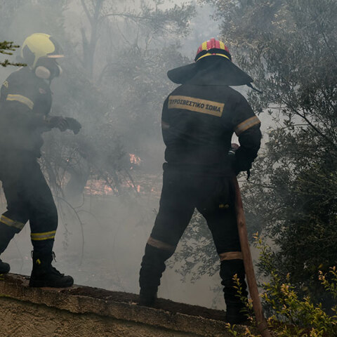 Πυροσβέστες σε φωτιά