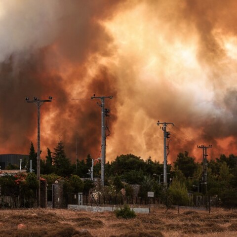 Αποπνικτική η ατμόσφαιρα μετά τις πυρκαγιές