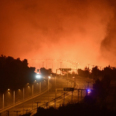 Αναζωπύρωση της πυρκαγιάς στην Βαρυμπόμπη - Στιγμιότυπο από τις Αφίδνες