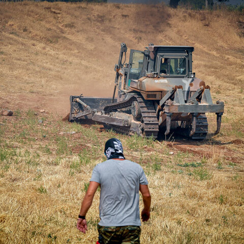 Μηχάνημα έργου του στρατού σε δασική πυρκαγιά στην Αττική - Χωρίς ρεύμα περιοχές στο Λεκανοπέδιο