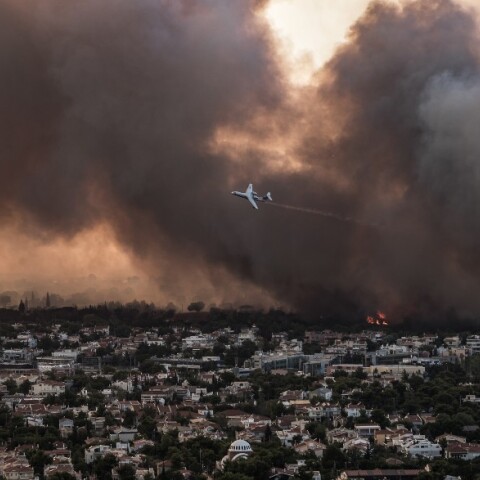 Μαύρο σύννεφο καπνού στην Αττική