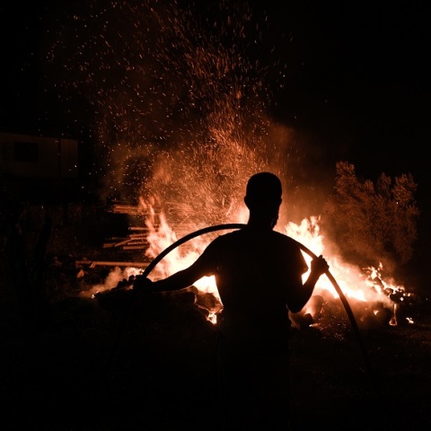 Στιγμιότυπο από τη φωτιά που μαίνεται στην βορειοανατολική Αττική