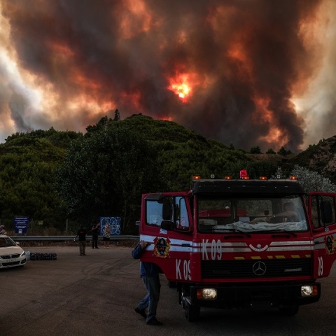 Φωτιά στη Βαρυμπόμπη 