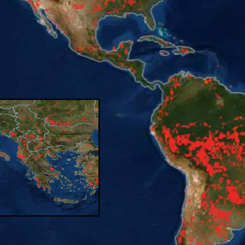 Φωτιά σε διάφορες περιοχές του πλανήτη -ανάμεσά τους και στην Ελλάδα- όπως φαίνεται από δορυφόρο της NASA