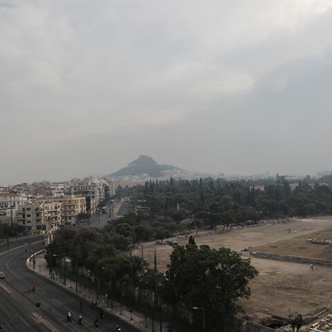 Αποπνικτική η ατμόσφαιρα στην Αθήνα από τον καπνό, καθώς μαίνονται οι πυρκαγιές στην Αττική - Ο ΕΟΔΥ ανακοίνωσε σήμερα Παρασκευή 6 Αυγούστου 2021 τα νέα κρούσματα κορωνοϊού