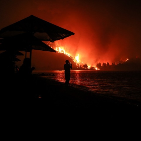 Λίμνη Εύβοιας: Πολίτες επιβιβάζονται στα ferry boat και απομακρύνονται δια θαλάσσης 