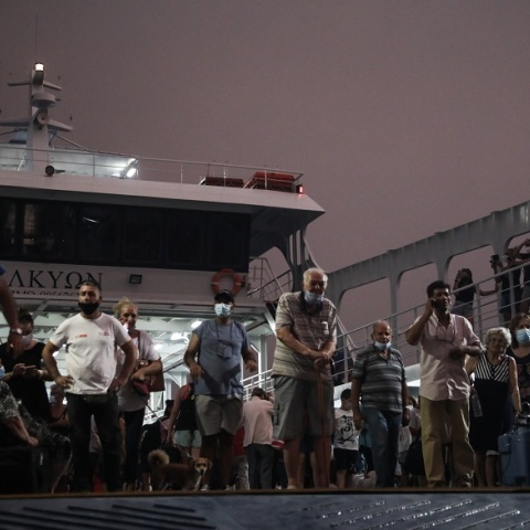 Λίμνη Εύβοιας: Πολίτες επιβιβάζονται στα ferry boat και απομακρύνονται δια θαλάσσης 