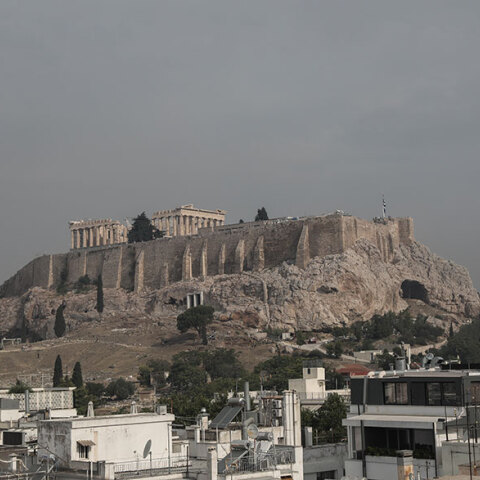 Καπνός στην Ακρόπολη από τις δασικές πυρκαγιές στην Αττική