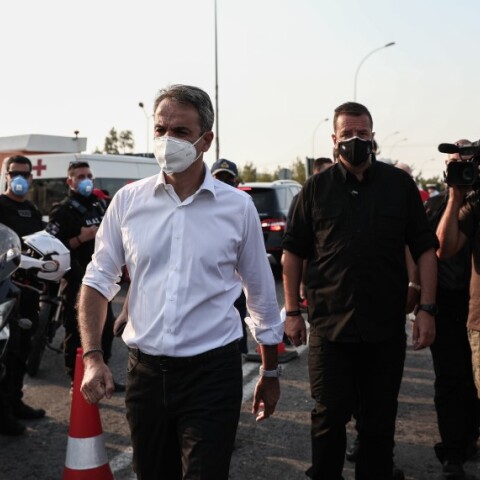 Ο πρωθυπουργός Κυριάκος Μητσοτάκης μεταβαίνει στο Ενιαίο Συντονιστικό Κέντρο Επιχειρήσεων του Πυροσβεστικού Σώματος © EUROKINISSI