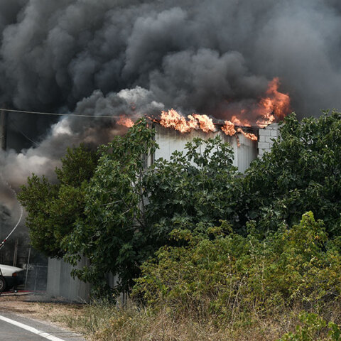 Πυροσβέστης ρίχνει νερό σε σπίτι που καίγεται - Σφοδρές αντιδράσεις προκάλεσε δικηγόρος με ανάρτησή της για τη φωτιά στην Αττική