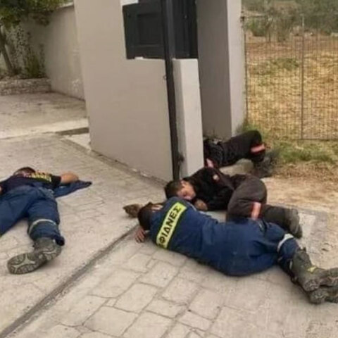 Φωτιά στην Αττική: Εθελοντές πυροσβέστες στις Αφίδνες ξεκουράζονται για λίγο πριν συνεχίσουν τη μάχη με τις φλόγες