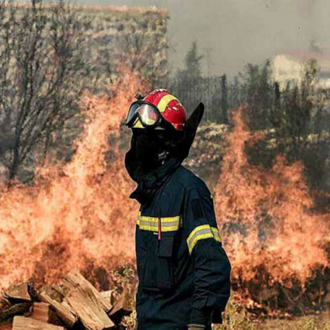 Πυροσβέστης σε φωτιά (ΦΩΤΟ ΑΡΧΕΙΟΥ)