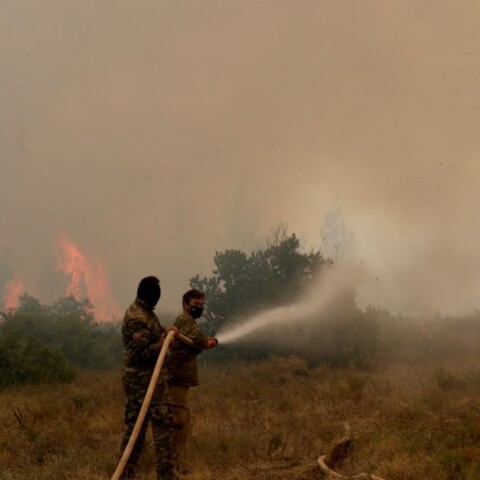 O στρατός συνδράμει στην κατάσβεση της φωτιάς στην Αττική © ΑΠΕ - ΜΠΕ