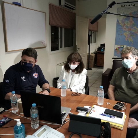 Η ΠτΔ, Κατερίνα Σακελλαροπούλου, στο Ενιαίο Συντονιστικό Κέντρο Επιχειρήσεων του Πυροσβεστικού Σώματος στο Χαλάνδρι