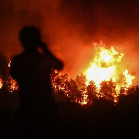 Μάχη με τις φλόγες στη Σκεπαστή και στα Κεράμεια της Εύβοιας