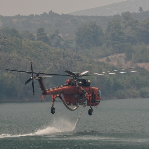 Εναέρια μέσα επιχειρούν στη βορειοανατολική Αττική, όπου μαίνονται οι φωτιές