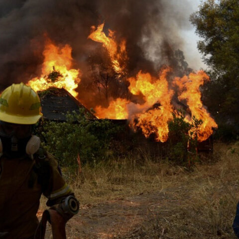 Πυροσβέστες επιχειρούν σε φωτιά (ΦΩΤΟ ΑΡΧΕΙΟΥ) - Έκλεισε η Εθνική Οδός στην Αρκαδία, καθώς μαίνεται η πυρκαγιά
