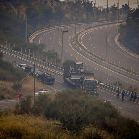 Μηχανήματα έργου του Στρατού στην Εθνική Οδό Αθηνών - Λαμίας για την αντιμετώπιση των πυρκαγιών στην Αττική