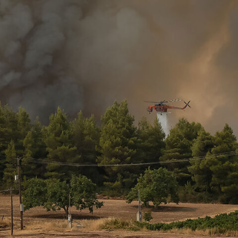 Ελικόπτερο επιχειρεί στη φωτιά στην Εύβοια