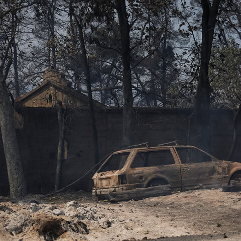 Καμένο όχημα στην Εύβοια - Η φωτιά «σάρωσε» το βόρειο τμήμα του νομού