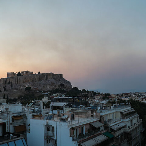 Καπνός στην Ακρόπολη από τις δασικές πυρκαγιές στην Αττική - Ο καιρός σήμερα Σάββατο 7 Αυγούστου 2021 αναμένεται γενικά αίθριος