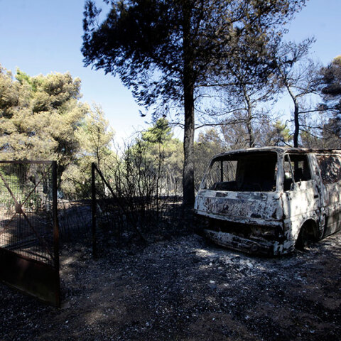Πυρκαγιά στην Αττική: Καμένο όχημα στη Βαρυπόμπη - Ασκήθηκε ποινική δίωξη σε 43χρονο για εμπρησμό για τη φωτιά στο Κρυονέρι