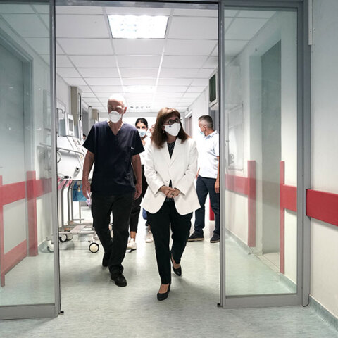 Επίσκεψη στο νοσοκομείο ΚΑΤ πραγματοποίησε η Κατερίνα Σακελλαροπούλου και μίλησε με εγκαυματίες εθελοντές πυροσβέστες