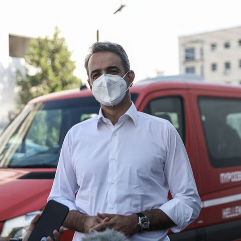 Φωτιές στην Αττική: Ο Κυριάκος Μητσοτάκης στο συντονιστικό της Πυροσβεστικής στο Χαλάνδρι, ανακοίνωσε ότι όλες οι καμένες εκτάσεις είναι αναδασωτέες