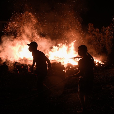 Πυρκαγιά στην Βορειοανατολική Αττική - Πυροσβέστες που προσπαθούν να σβήσουν φωτιά