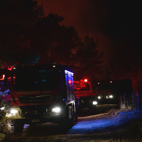 Πυροσβέστες επιχειρούν σε φωτιά - Ολονύχτια μάχη με τις αναζωπυρώσεις στην Αττική
