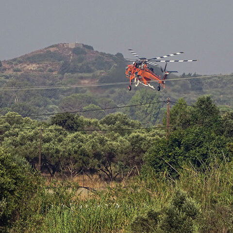 Ελικόπτερο στη Ρόδο για δασική πυρκαγιά (ΦΩΤΟ  ΑΡΧΕΙΟΥ) - Εστάλη μήνυμα 112 στους κατοίκους, καθώς ο κίνδυνος πυρκαγιάς σήμερα Σάββατο 7 Αυγούστου είναι ακραίος
