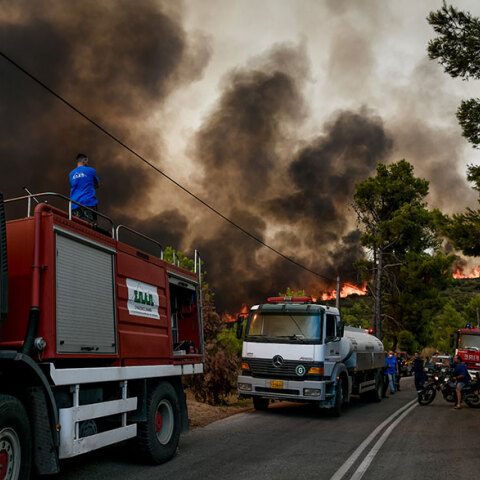 Πυροσβέστες δίνουν μάχη με φωτιά στην Αττική - Σε ύφεση το πύρινο μέτωπο στη Μαλακάσα